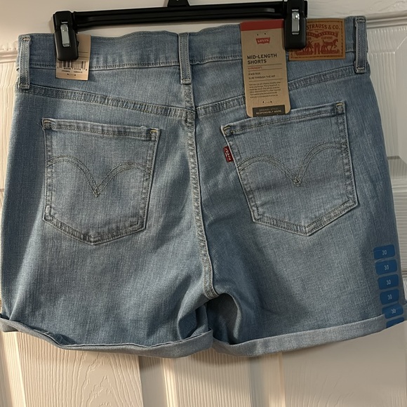 NWT Levi’s red tag lighter wash mid length Jean shorts size 30 - Picture 2 of 4